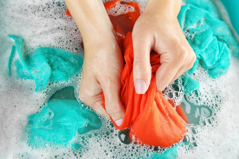Tránh giặt quần áo bằng thun cát misa với trang phục nhiều màu