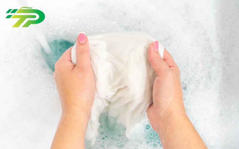 giặt quần áo bằng nước nóng